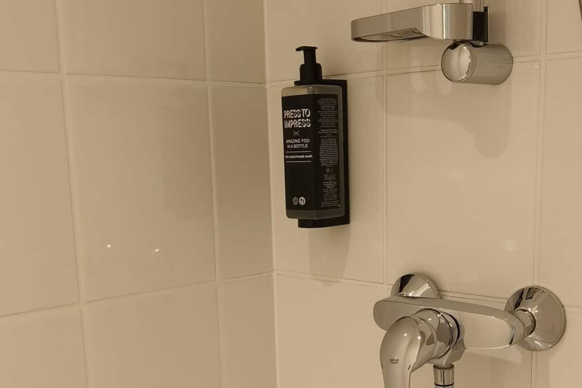 Shower, eco-friendly toiletries, towels