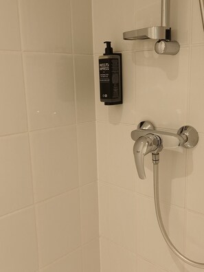 Shower, eco-friendly toiletries, towels