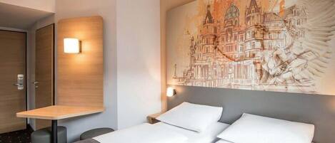Escritorio, sistema de insonorización, wifi gratis y ropa de cama