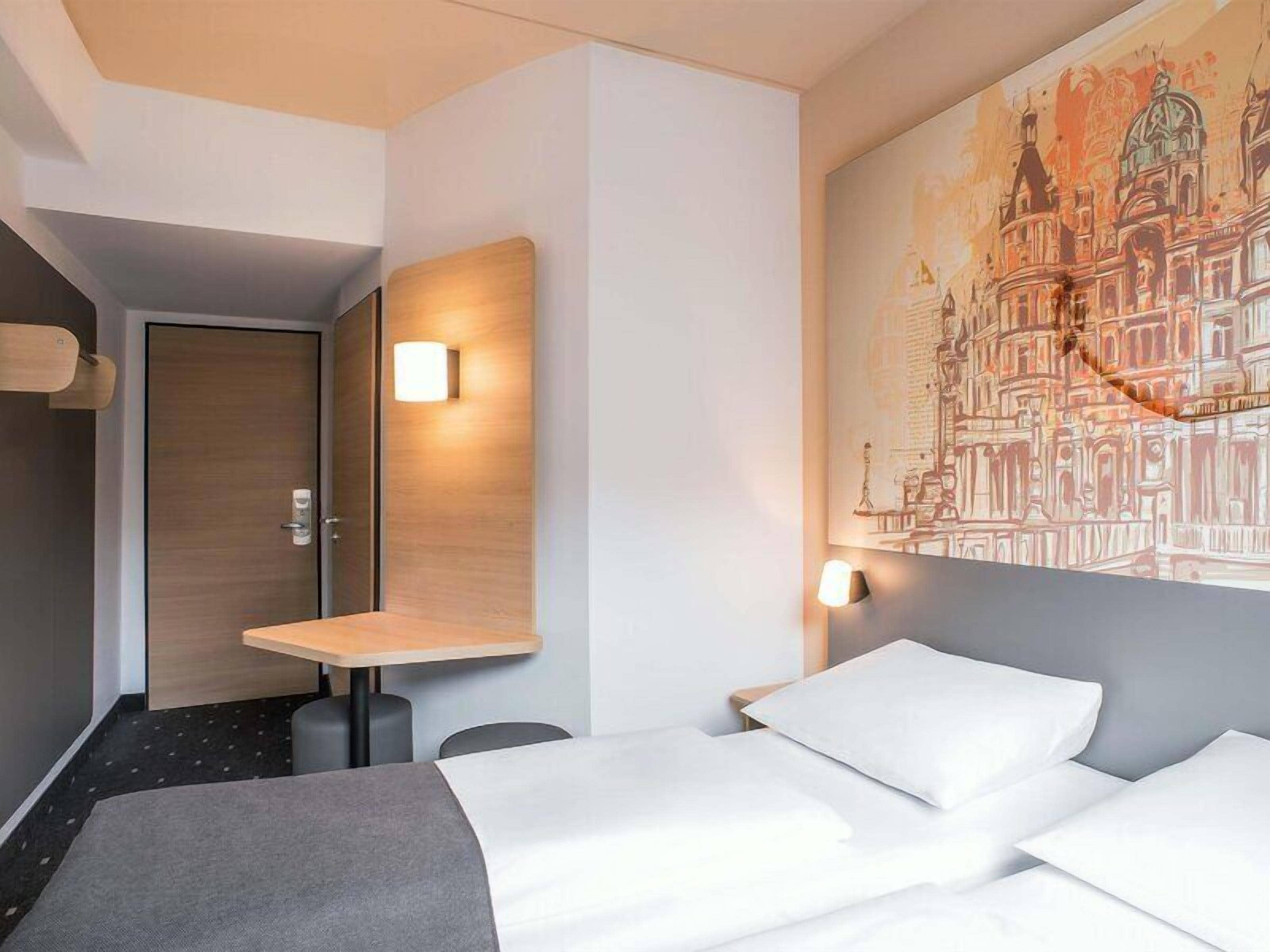 Quarto duplo | Escrivaninha, quartos à prova de som, Wi-Fi de cortesia, roupa de cama