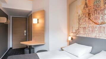 Quarto duplo | Escrivaninha, quartos à prova de som, Wi-Fi de cortesia, roupa de cama
