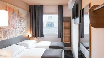 Desk, soundproofing, free WiFi, bed sheets