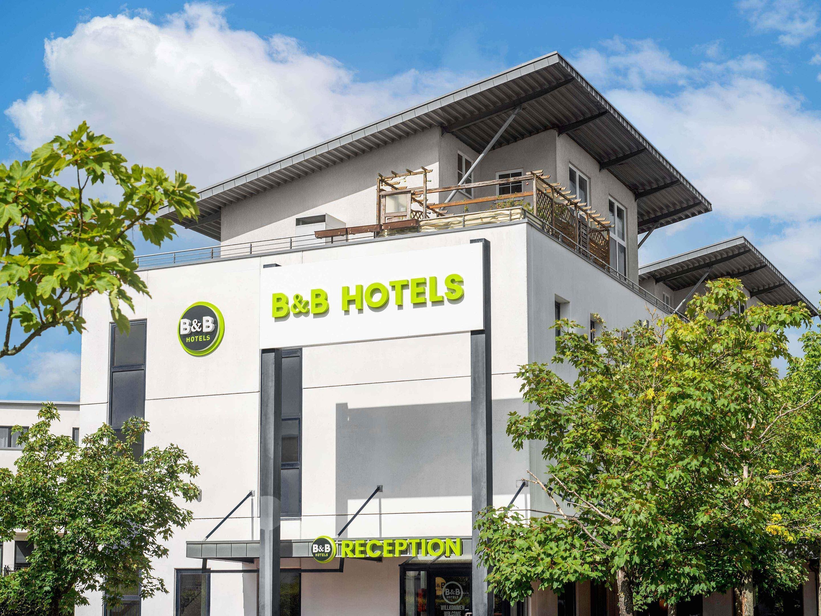 Un hôtel de type « bed and breakfast » au design moderne, doté d’un espace de réception et d’un balcon.