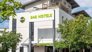 A B&B hotel with a modern design, a reception area, and a balcony. - B&B HOTEL Schwerin-Süd (Schwerin)