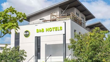 Un hôtel de type « bed and breakfast » au design moderne, doté d’un espace de réception et d’un balcon.