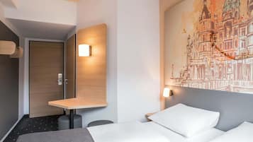 Desk, soundproofing, free WiFi, bed sheets