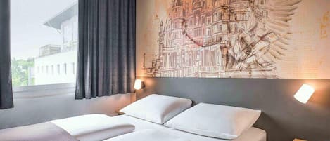 Escritorio, sistema de insonorización, wifi gratis y ropa de cama