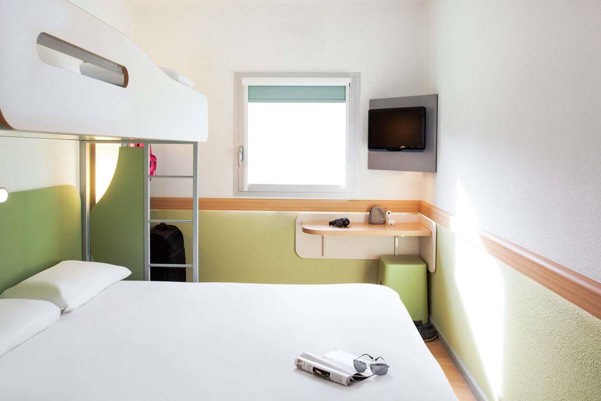Standard Triple Room, Multiple Beds | Desk, WiFi (free), bed sheets