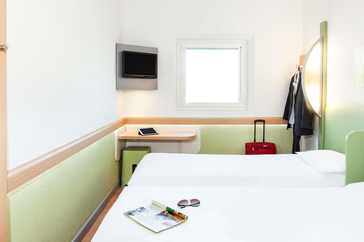 Standard Twin Room, 2 Single Beds | Desk, free WiFi, bed sheets