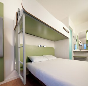 Habitación triple, varias camas | Escritorio, wifi gratis y ropa de cama 