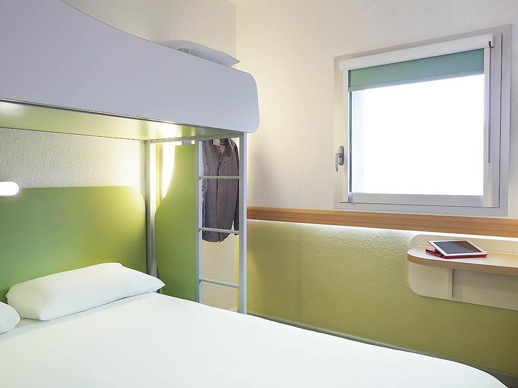 Standard Triple Room, Multiple Beds | Desk, free WiFi, bed sheets