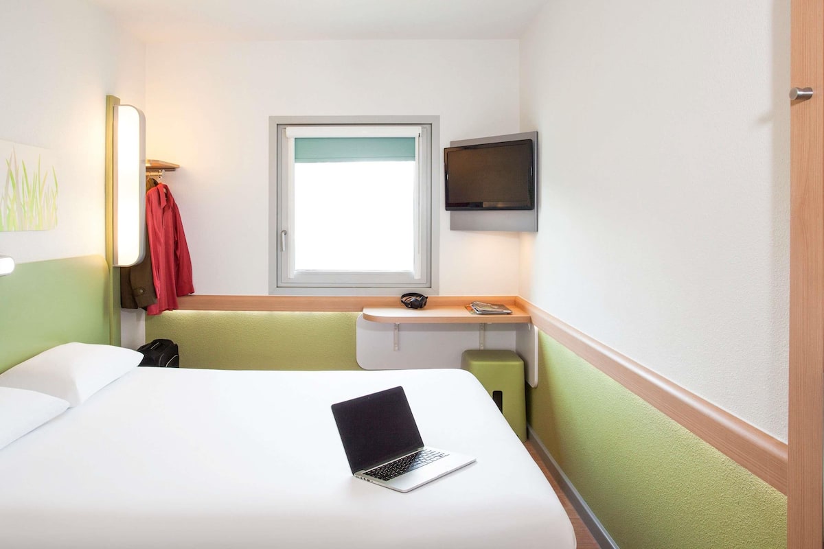 Habitación doble, 1 cama matrimonial | Escritorio, wifi gratis y ropa de cama