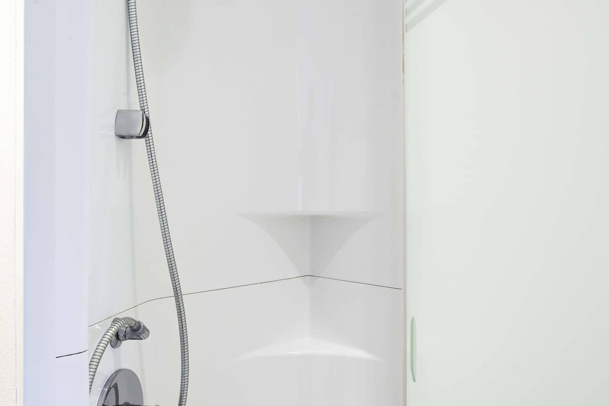 Escritorio, wifi gratis, ropa de cama