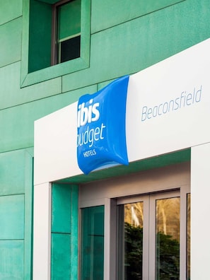 A hotel sign with 'Beaconsfield' and 'Habitat Hotels' visible.