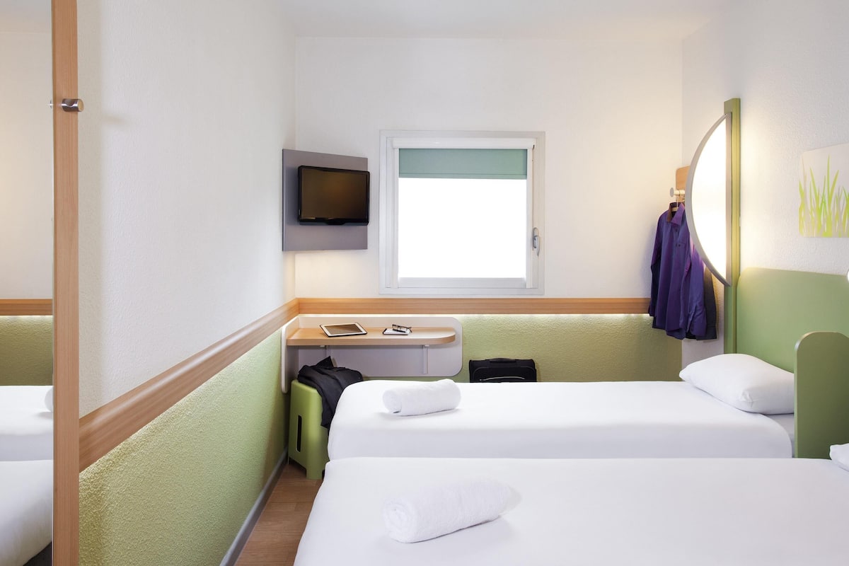 Desk, free WiFi, bed sheets