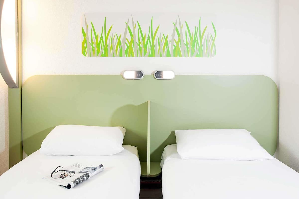 Skrivebord, wi-fi (inkludert) og sengetøy