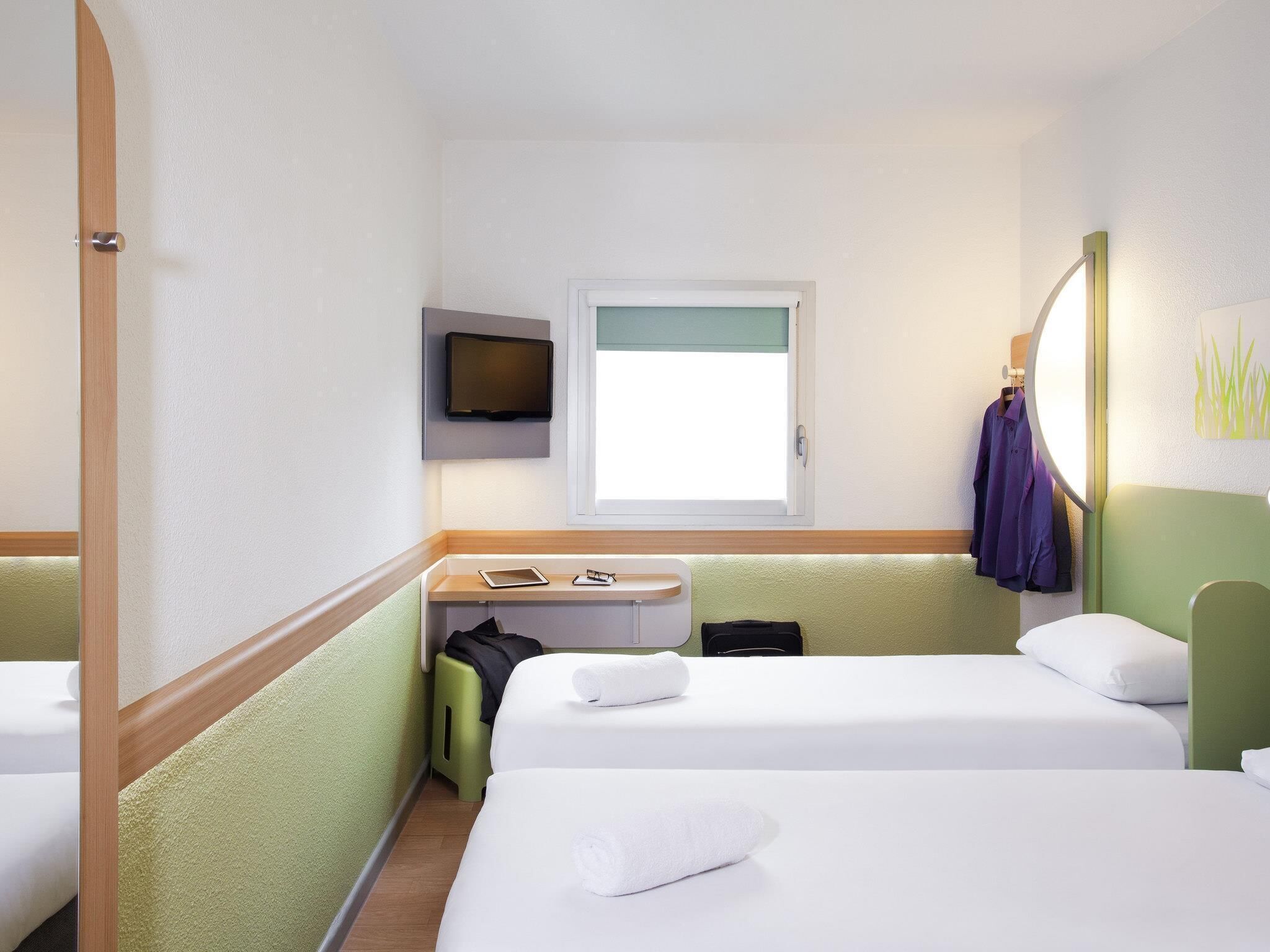 Room, 2 Twin Beds (Accessible) | Desk, free WiFi, bed sheets