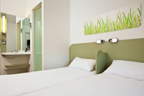 Habitación con 2 camas individuales, 2 camas individuales | Escritorio, wifi gratis y ropa de cama