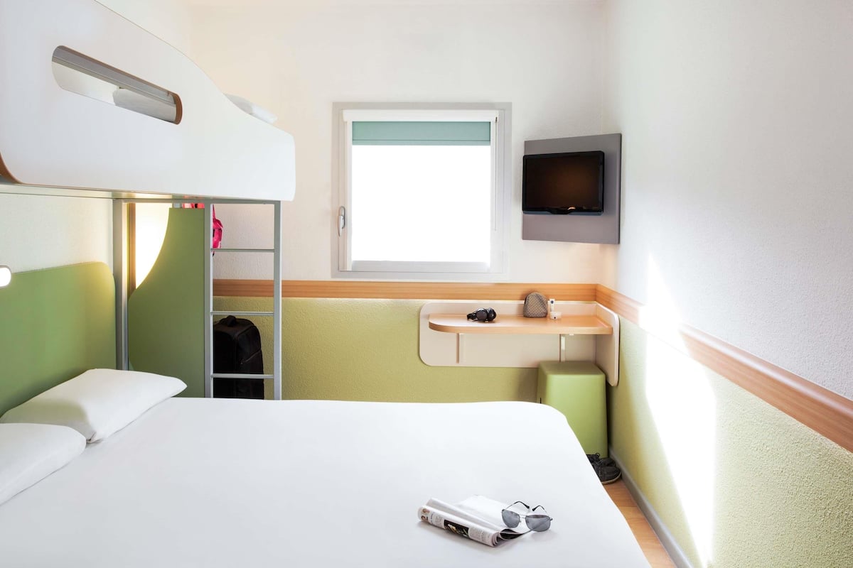 Triple Room, Multiple Beds | Desk, free WiFi, bed sheets