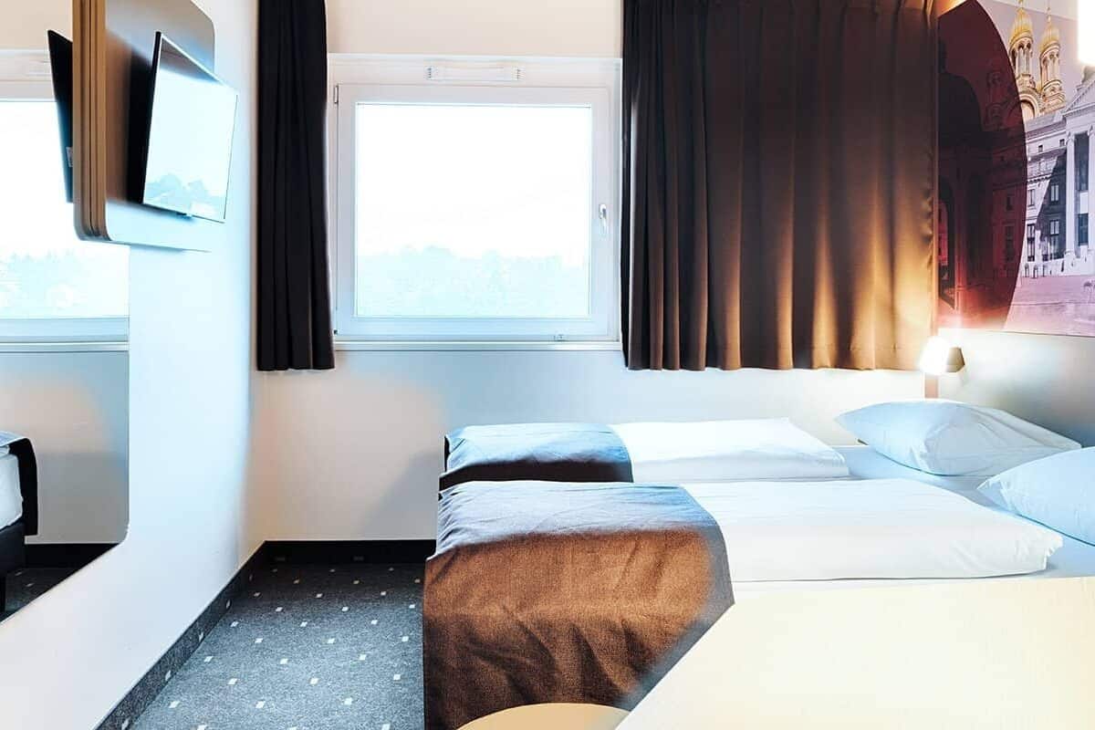 Escritorio, cortinas blackout, insonorización y wifi gratis