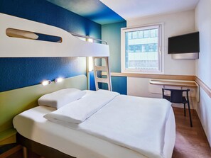 Escritorio, cortinas blackout, sistema de insonorización y wifi gratis 