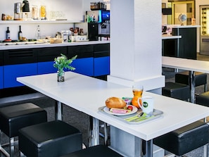 Tägliches Frühstücksbuffet (13.9 EUR pro Person)