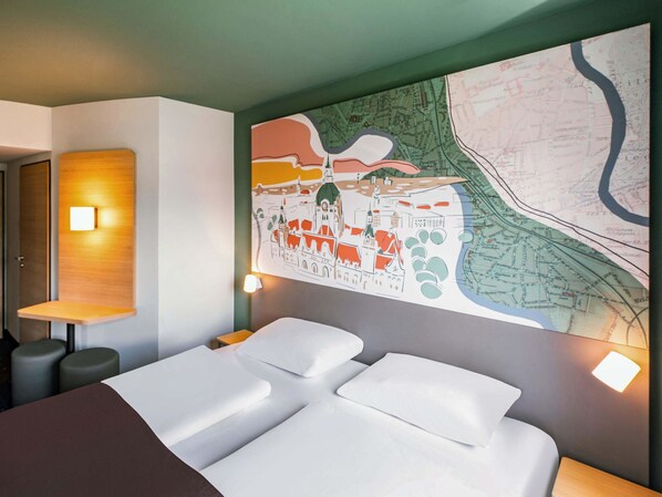 Una habitación de hotel con una cama grande, un mapa en la pared y un cabecero de madera.
