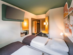 Twin Room | 1 bedroom, desk, blackout drapes, soundproofing