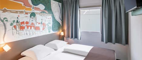 Una scrivania, tende oscuranti, insonorizzazione, Wi-Fi gratuito