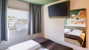 Desk, blackout drapes, soundproofing, WiFi (free)