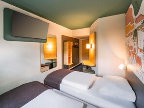 Twin Room | Meja, langsir/tirai gelap terus, kalis bunyi, Wi-fi percuma 