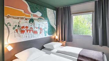 Zweibettzimmer | 1 Schlafzimmer, Schreibtisch, Verdunkelungsvorhänge