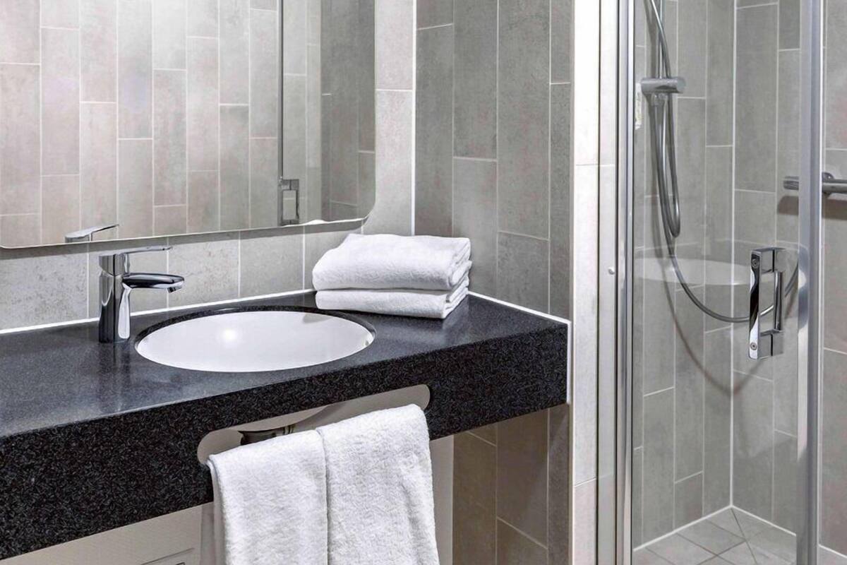 Ducha, artículos de higiene personal gratuitos y secador de pelo