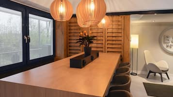 Escritorio, cortinas blackout, insonorización y wifi gratis