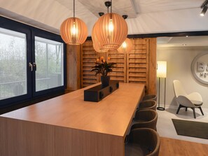 Työpöytä, pimennysverhot, äänieristys, ilmainen Wi-Fi