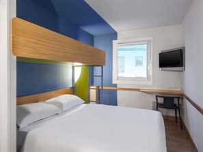 Escritorio, cortinas blackout, sistema de insonorización y wifi gratis 