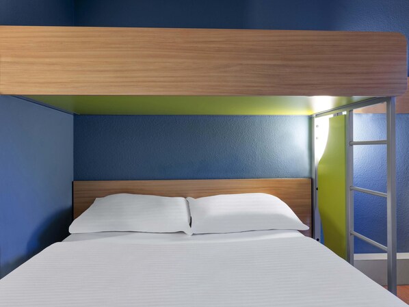 Escritorio, cortinas blackout, sistema de insonorización y wifi gratis 