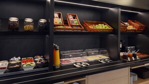 Ein Frühstücksbuffet mit verschiedenen Speisen und Getränken.