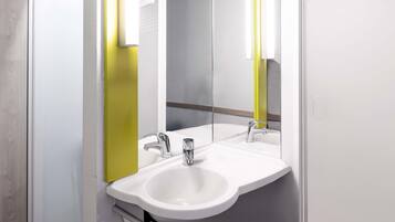 Escriptori, cortines opaques i habitacions insonoritzades