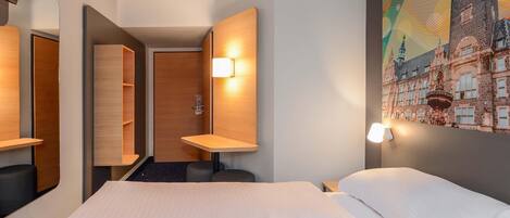 Escritorio, cortinas opacas, sistema de insonorización y wifi gratis