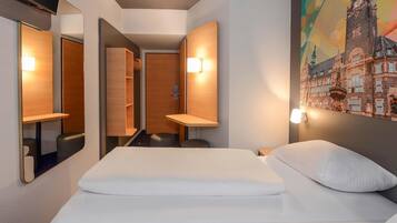 Zweibettzimmer | Schreibtisch, Verdunkelungsvorhänge, schallisolierte Zimmer