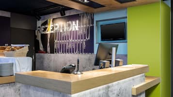 Dusche, HandtĂŒcher, Seife, Shampoo