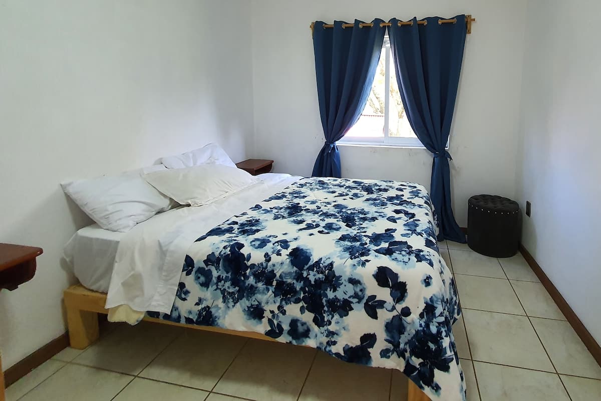 Appartamento familiare, letti multipli, vista montagna | Copriletto in piuma, con arredamento individuale, una scrivania