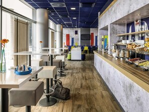 TĂ€gliches FrĂŒhstĂŒcksbuffet (12 EUR pro Person)