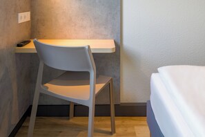 A compact room with a single bed, a desk, and a chair. - Ibis Express Hannover Central Station (Hannover)