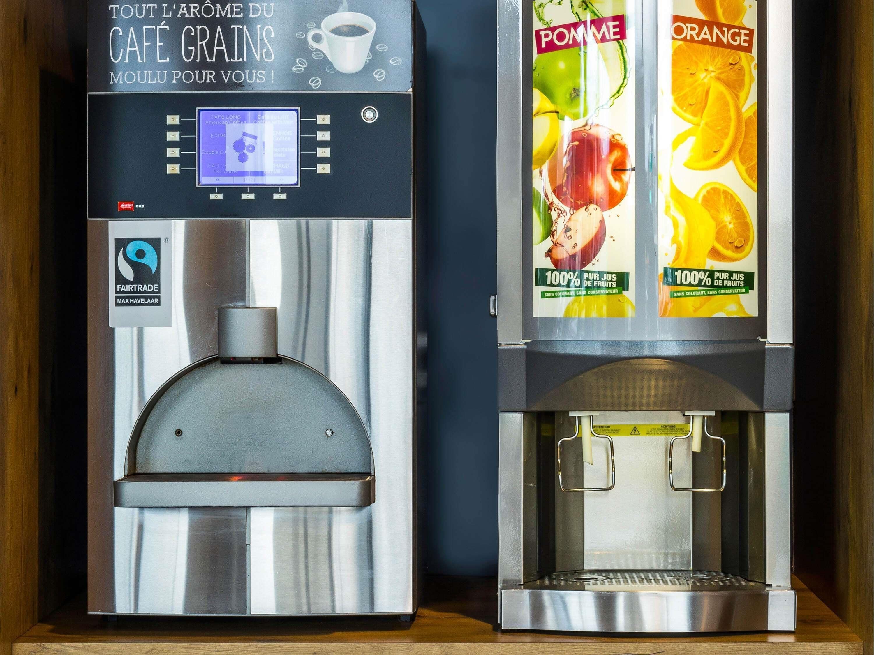 Una máquina de café con pantalla digital y espumador de leche.