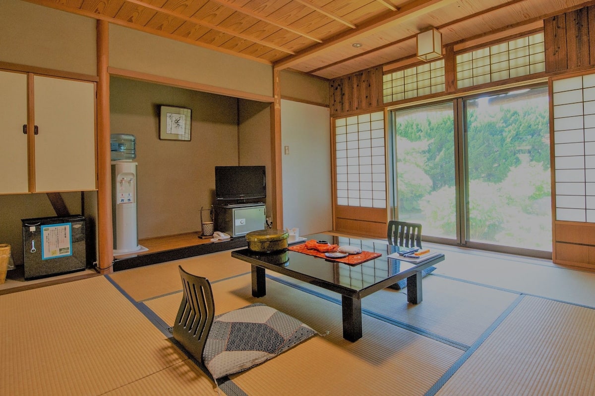 Quarto tradicional (Japanese Style, with 8 Tatami Mats) | Frigobar (abastecido com alguns itens grátis), Wi-Fi de cortesia