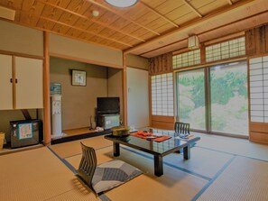 Kamar Tradisional (Japanese Style, with 8 Tatami Mats) | Isi minibar gratis dan Wi-Fi gratis