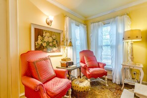 Living area - Azalea Plantation B&B (Fort Worth)