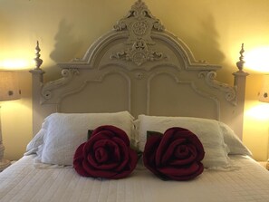 1 bedroom, individually decorated, iron/ironing board, rollaway beds - Azalea Plantation B&B (Fort Worth)